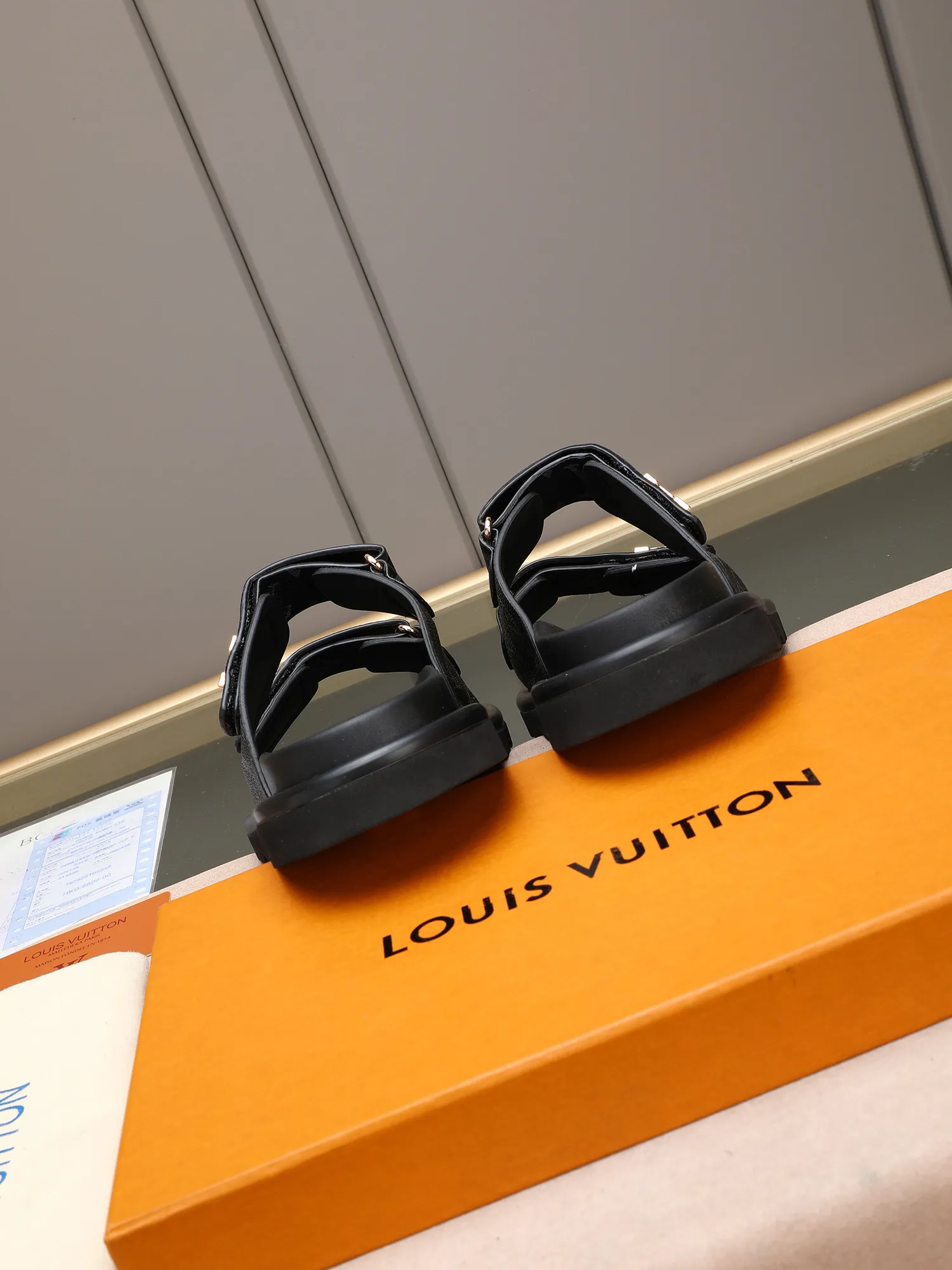 PP360 [LOUIS VUITTON] Louis Vuitton, LV printing, men's and women's slippers are on the market. The drawer box packaging comes with a cloth bag and a card. The upper pattern looks very soft and waxy, and it is a super versatile leg slimming tool. Fabric: imported denim/canvas/old fabric, LV hardware LOGO, official website pattern printing, comfortable to wear, feet: high-elastic PU water table. Sole: foam sole, heel height: about 5cm. Code number: 35-46, 35, 45, 46 are custom-made and non-returnable. Color: multiple colors and styles available.